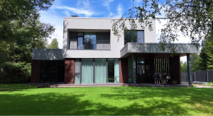 Завершено строительство дома в стиле хай-тек в КП Lucky Place