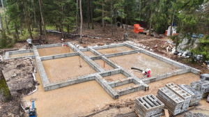 Началось строительство дома в стиле барнхаус в поселке Елизарово