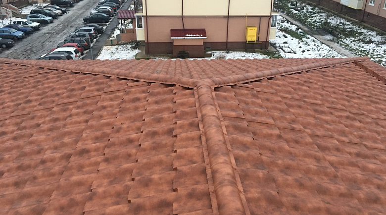 Кровля для двухэтажного зимнего дома в коттеджном поселке на юго-западе Подмосковья 