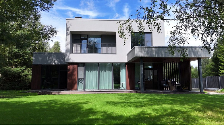 Завершено строительство дома в стиле хай-тек в КП Lucky Place