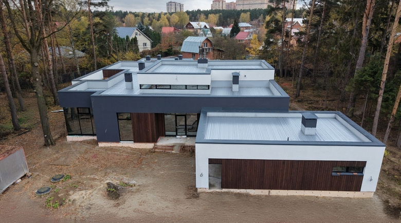 Завершено строительство дома в стиле хай-тек в поселке Терра Вита