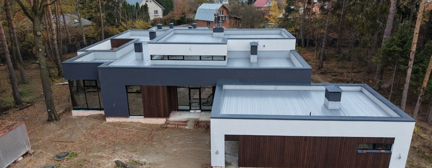 Завершено строительство дома в стиле хай-тек в поселке Терра Вита