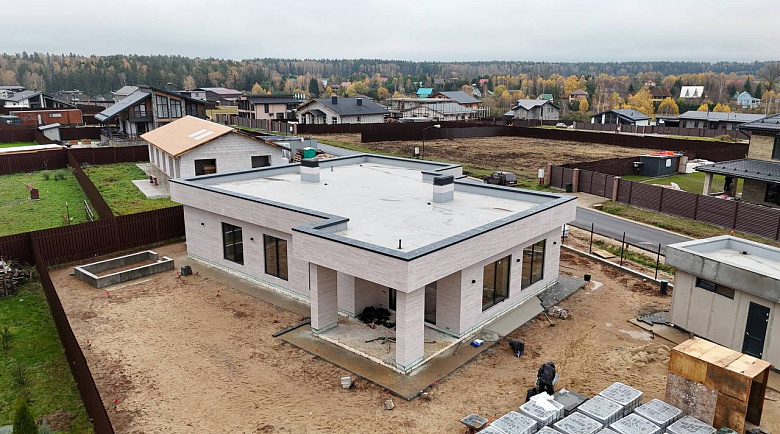 Завершено строительство дома в стиле хай-тек в поселке Green Forest Club